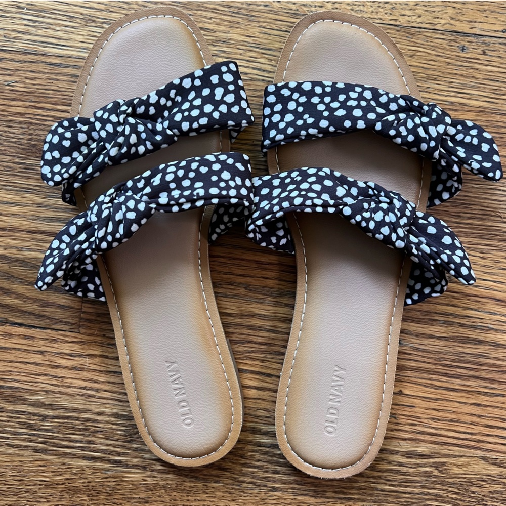 Old Navy Asymmetric Double-Bow Slide Sandals in Black Dots